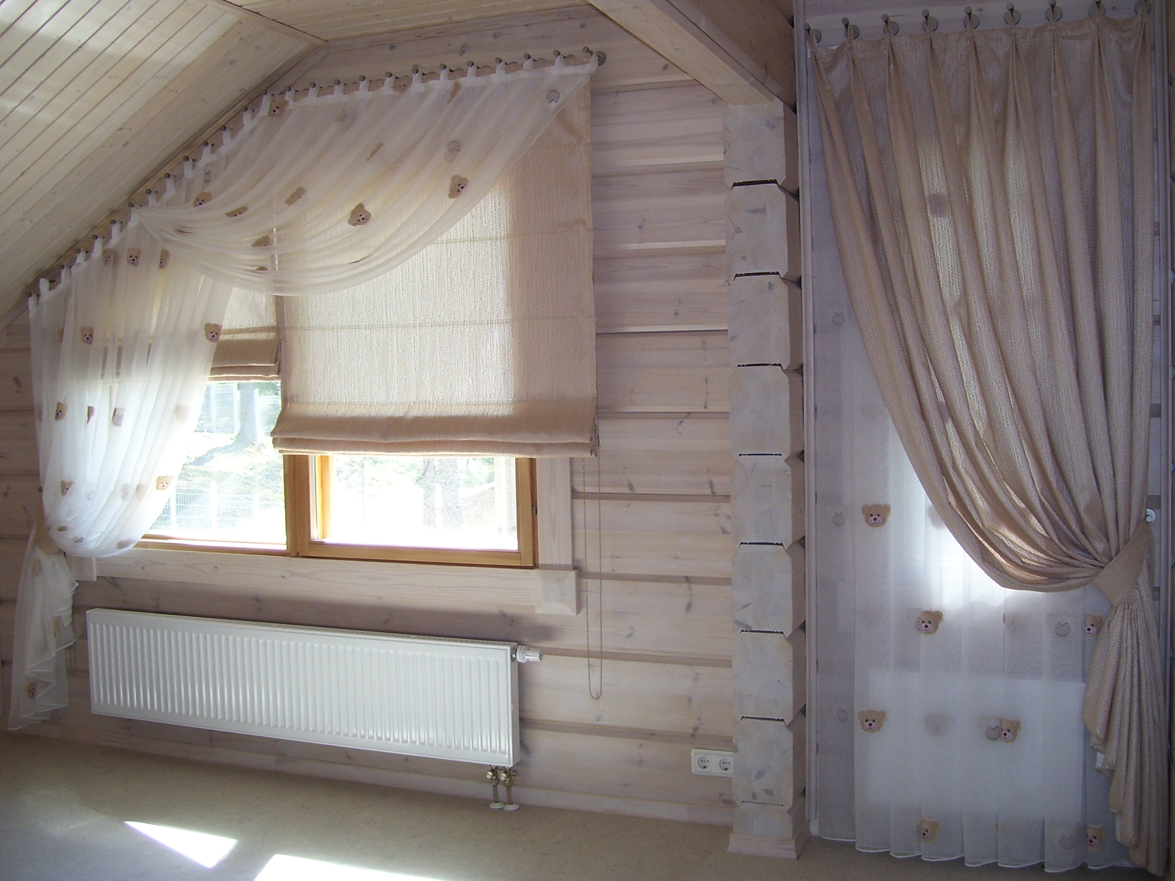 фото шторы на деревянных окнах